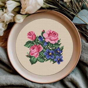 クロスステッチのバラとスミレの刺繍パターン、DMC、夏の花のデザイン、花の伝統的なパターン、PDFパターンのデジタルダウンロード