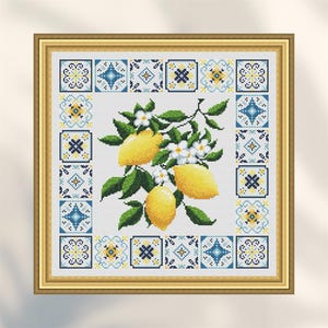 Peut inclure: Broderie au point de croix représentant une branche de citron avec des citrons jaunes vifs, des fleurs blanches et des feuilles vertes. Le motif est encadré par une bordure de carreaux à motifs bleus, jaunes et blancs, le tout dans un cadre doré.