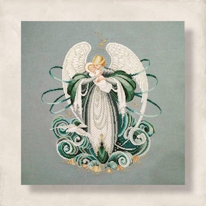 Puede incluir: Obra de arte de punto de cruz de un ángel sosteniendo a un bebé, con grandes alas blancas y un vestido fluido. El ángel está rodeado de remolinos verdes y turquesas, estrellas doradas y una paloma. El fondo es de color verde azulado apagado.