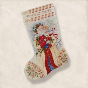 Puede incluir: Calcetín navideño con un diseño festivo. El calcetín presenta una ilustración de Papá Noel y un ángel sosteniendo un ramo de flores rojas. La parte superior del calcetín dice "HAPPY HOLIDAYS" en letras rojas. El calcetín es de color crema con detalles en rojo y verde.