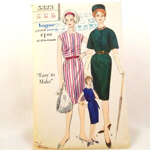 K&ouml;nnte beinhalten: Vintage Vogue Schnittmuster Nummer 5323 f&uuml;r ein Kleid. Das Schnittmuster enth&auml;lt Anleitungen zum N&auml;hen eines Kleides mit einem gestreiften Oberteil und einem einfarbigen Rock. Das Schnittmuster ist auf wei&szlig;em Hintergrund mit schwarzem Text gedruckt. Das Schnittmuster ist f&uuml;r die Gr&ouml;&szlig;en 16, 36 und 38.
