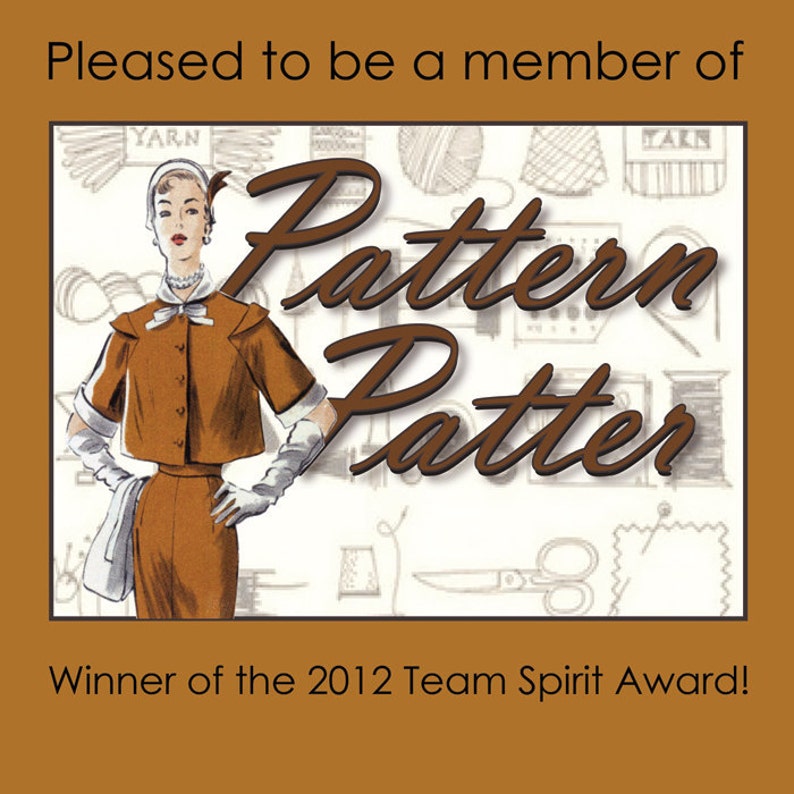K&ouml;nnte beinhalten: Eine Retro-Illustration einer Frau in einem braunen Kleid und wei&szlig;en Handschuhen, die vor einem Hintergrund aus N&auml;h- und Strickzubeh&ouml;r steht. Der Text "Pattern Patter" ist in brauner Kursivschrift geschrieben. Der Text "Winner of the 2012 Team Spirit Award!" steht unter der Illustration.