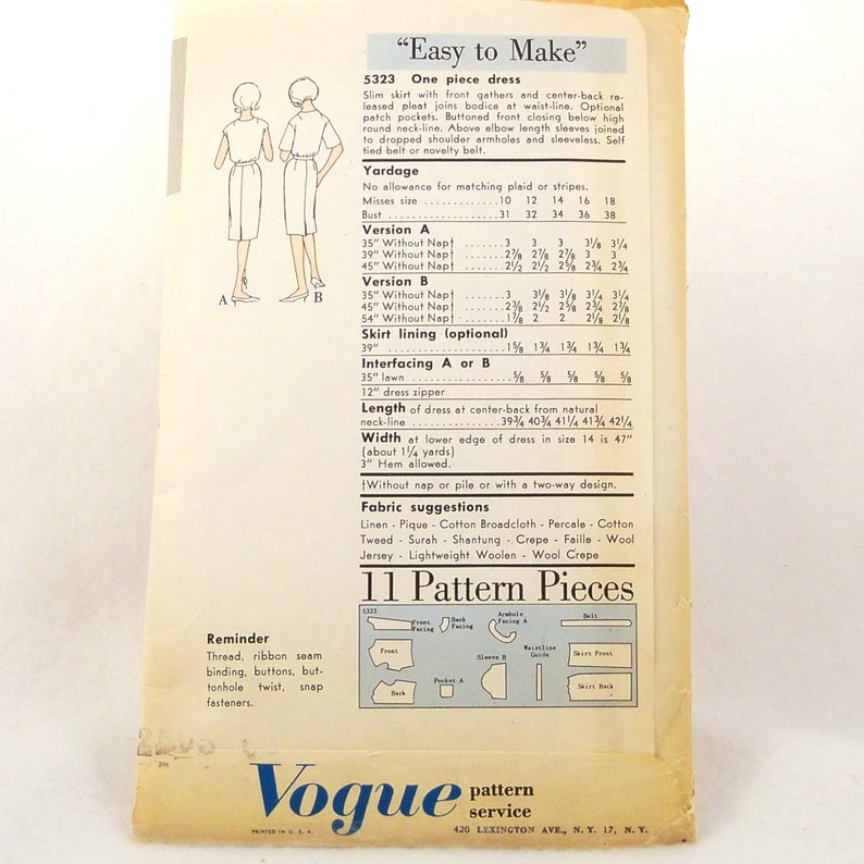 K&ouml;nnte beinhalten: Ein Vintage-Schnittmuster von Vogue f&uuml;r ein einteiliges Kleid. Das Schnittmuster ist f&uuml;r die Gr&ouml;&szlig;en 10-18 und enth&auml;lt Anweisungen zum N&auml;hen eines Rocks mit Falten vorne und einer losen Mittelnaht hinten. Das Schnittmuster enth&auml;lt auch Anweisungen zum N&auml;hen eines Oberteils mit optionalen aufgesetzten Taschen, einem hohen runden Ausschnitt, &Auml;rmeln bis zum Ellbogen und einem selbstgebundenen G&uuml;rtel. Das Schnittmuster tr&auml;gt den Titel "Easy to Make" und umfasst 11 Schnittteile.