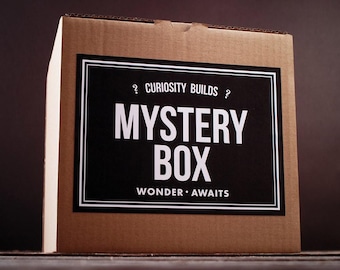 Caja Misteriosa Premier de CulturaMarket 100. Curiosidades vintage únicas y raras. Colección ecléctica premium. ¡Una sorpresa inolvidable!