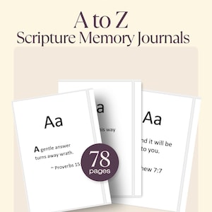 Könnte beinhalten: Ein Stapel weißer, druckbarer Schriftgedächtnis-Journale mit dem Text "A to Z" und "Scripture Memory Journals". Jedes Journal enthält einen Buchstaben und einen Bibelvers. Ein runder Aufkleber zeigt 78 Seiten an.
