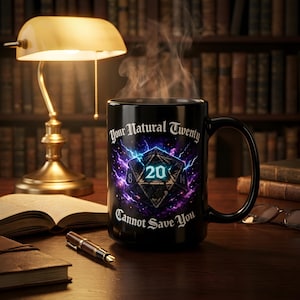 Puede incluir: Una taza de cerámica negra con un gráfico de un dado de veinte caras rodeado de rayos púrpuras y azules. El texto Your Natural Twenty Cannot Save You aparece en una fuente gótica blanca. El vapor sale de la parte superior.