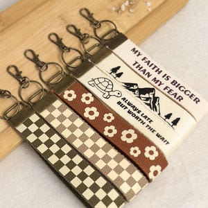 Lanière porte-clés avec bracelet personnalisée | Porte-clés tortue chrétienne à carreaux personnalisés