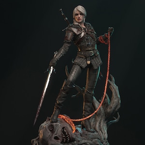 Könnte beinhalten: Detaillierte Statue einer Frau in dunkler Rüstung, die ein leuchtendes Schwert und eine Kette hält. Sie steht auf dem Kopf eines Monsters, mit einem Wolfsemblem auf dem Sockel. Die Statue hat eine dunkle, dramatische Ästhetik.