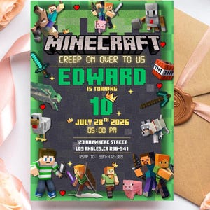 Könnte beinhalten: Eine grüne Minecraft-Geburtstagseinladung mit dem Spiel-Logo und Charakteren. Der Text lautet "EDWARD IS TURNING 10" und enthält das Datum 28. Juli 2026 sowie eine RSVP-Nummer und Adressdetails.