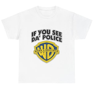 Könnte beinhalten: Ein weißes kurzärmeliges T-Shirt mit einem Grafikdruck auf der Brust. Der Text lautet IF YOU SEE DA' POLICE in schwarzen Buchstaben über einem blau-gelben Schild-Logo mit den Buchstaben WD und dem Text WARN A BROTHER auf einem Banner.
