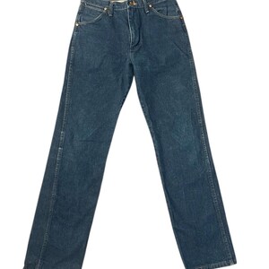 Op de afbeelding: Donkerblauwe denim jeans met een klassiek vijf-zakken ontwerp. De jeans hebben een rechte pijp en een knoop- en ritssluiting. De stiksels zijn zichtbaar in een contrasterende kleur.