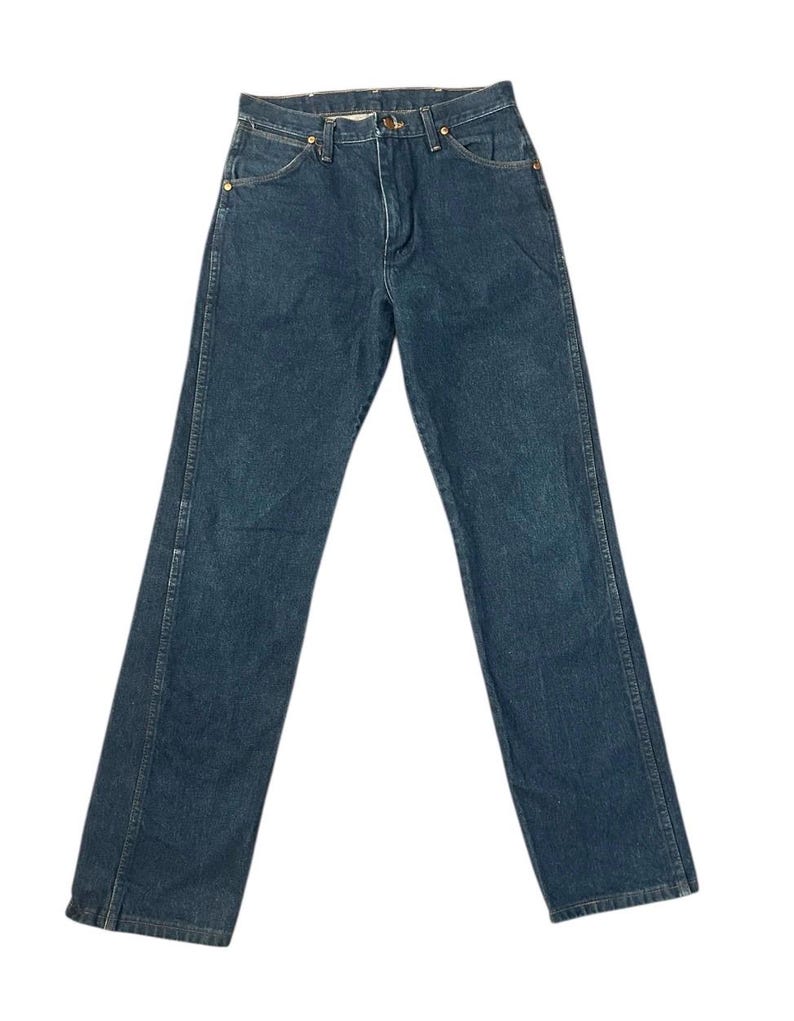 Op de afbeelding: Donkerblauwe denim jeans met een klassiek vijf-zakken ontwerp. De jeans hebben een rechte pijp en een knoop- en ritssluiting. De stiksels zijn zichtbaar in een contrasterende kleur.