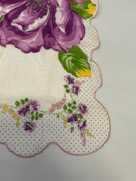 20世紀中期 1950インド カシミール刺繍 シルク壁掛け布 花柄 ヴィンテージ 1950年代のヴィンテージ、紫、緑、黄、白の花柄、スカラップエッジの