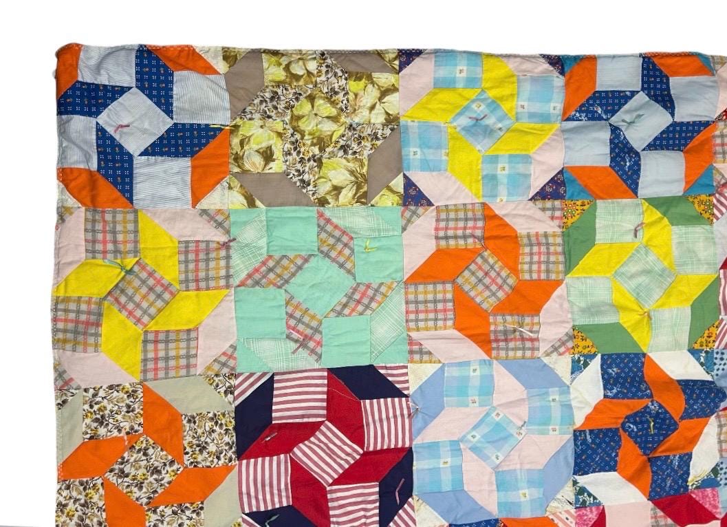 1970年代のヴィンテージハンドメイドのカラフルなパッチワークキルト