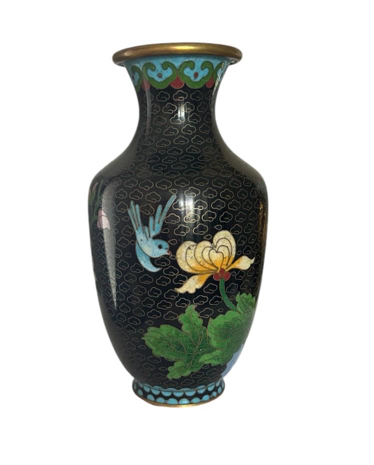 黒エナメル七宝焼き　真鍮製　大花瓶　花蝶図　重量約1996g　中国美術品 黒エナメル七宝焼き 真鍮製 大花瓶 花蝶図 重量約1996g 中国美術品