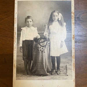 Antique early 1990s edwardian era family photo / photograph / cabinet card