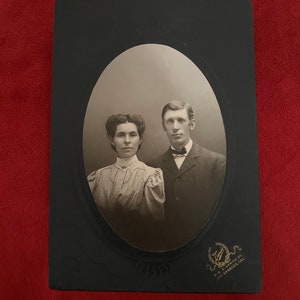 Fotografía familiar en blanco y negro antigua de la década de 1900, alrededor de 1915, de la era eduardiana / era anterior al art déco / foto de tarjeta de gabinete