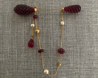 Vintage 1960s beaded red resin & goldtone draped chain Christmas holiday sweater clip / brooch