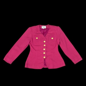 以下が含まれることがあります： ゴールドのボタンと両側に1つずつフラップポケットが付いたピンクのブレザー。ブレザーはフィット感のあるシルエットと尖った襟をしています。