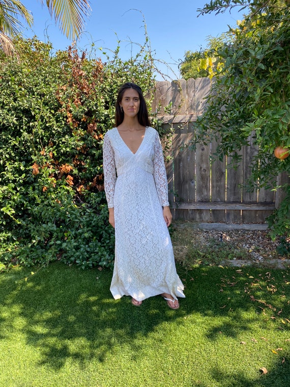 Vintage 1970s white on white floral lace plunge ne