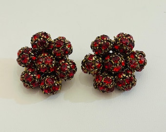 Pendientes de clip vintage de los años 40, de Alemania Occidental/Checoslovaquia, con forma de flor y pedrería de cristal rojo estilo boho.