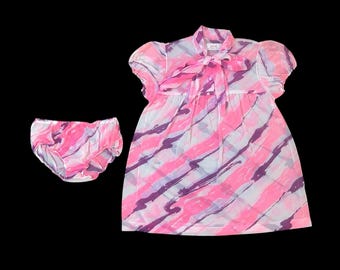 Conjunto vintage de los años 60 de VERA para FORMFIT ROGERS: babydoll y braguita de nailon con estampado abstracto mod en rosa, morado y blanco, talla pequeña.