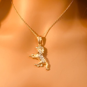 Collar con colgante de caballo bañado en oro: joyería con encanto ecuestre