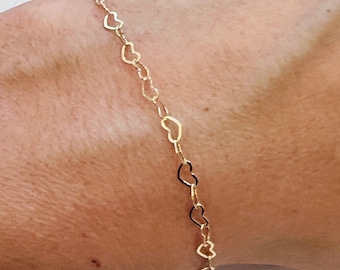 Pulsera de corazón bañada en oro: delicada cadena de eslabones de oro de 18 kt