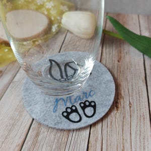 personalisierte Filzuntersetzer Ostern, kleines Ostergeschenk, Ostern Deko; 1 Filzuntersetzer in hellgrau, mit Namen personalisiert. Glas steht drauf