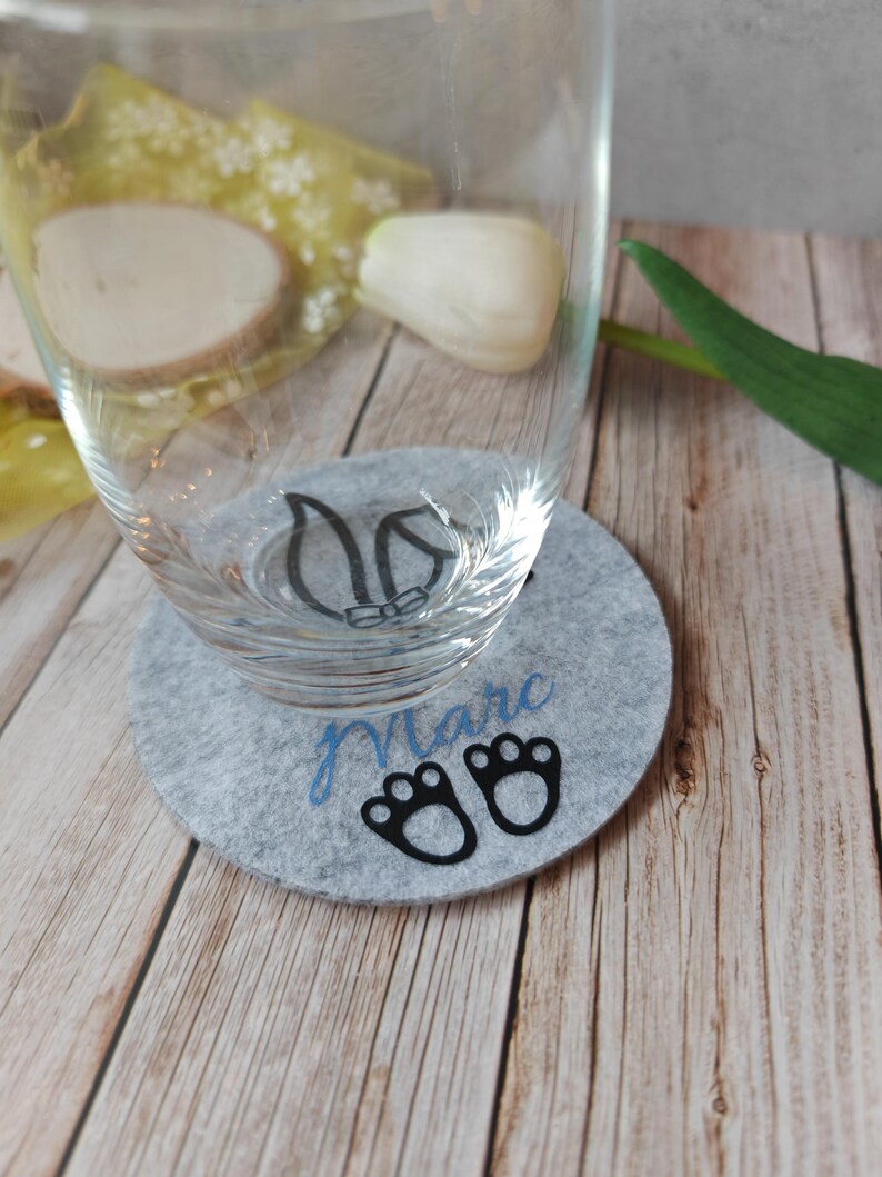 personalisierte Filzuntersetzer Ostern, kleines Ostergeschenk, Ostern Deko; 1 Filzuntersetzer in hellgrau, mit Namen personalisiert. Glas steht drauf