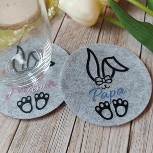personalisierte Filzuntersetzer Ostern, kleines Ostergeschenk, Ostern Deko; 2 Filzuntersetzer in hellgrau, mit Mama und Papa personalisiert, Glas steht drauf