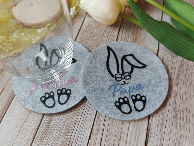personalisierte Filzuntersetzer Ostern, kleines Ostergeschenk, Ostern Deko; 2 Filzuntersetzer in hellgrau, mit Mama und Papa personalisiert, Glas steht drauf