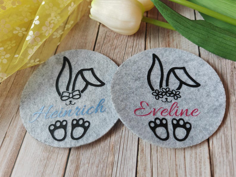 personalisierte Filzuntersetzer Ostern, kleines Ostergeschenk, Ostern Deko; 2 Filzuntersetzer in hellgrau, mit Namen personalisiert