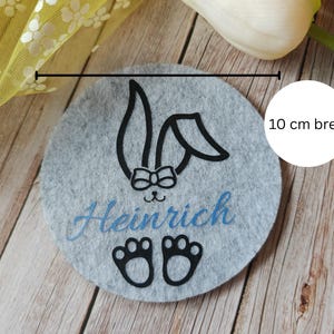 personalisierte Filzuntersetzer Ostern, kleines Ostergeschenk, Ostern Deko; 1 Filzuntersetzer in hellgrau, mit Namen personalisiert. Breite 10 cm