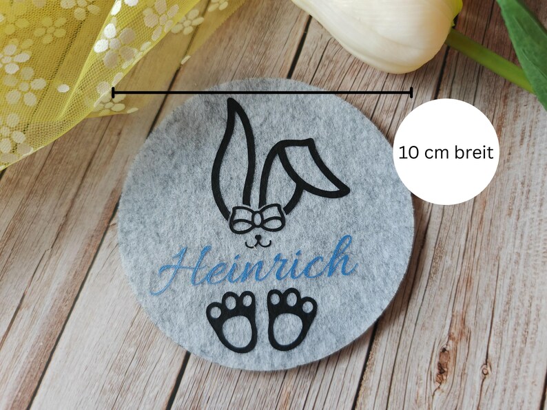 personalisierte Filzuntersetzer Ostern, kleines Ostergeschenk, Ostern Deko; 1 Filzuntersetzer in hellgrau, mit Namen personalisiert. Breite 10 cm