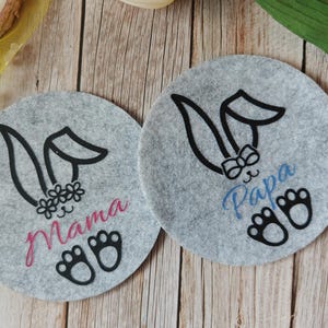 personalisierte Filzuntersetzer Ostern, kleines Ostergeschenk, Ostern Deko; 2 Filzuntersetzer in hellgrau, mit Mama und Papa personalisiert