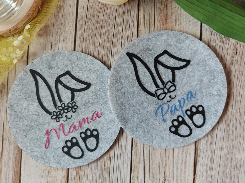 personalisierte Filzuntersetzer Ostern, kleines Ostergeschenk, Ostern Deko; 2 Filzuntersetzer in hellgrau, mit Mama und Papa personalisiert