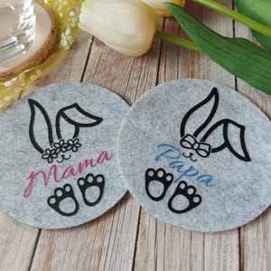 personalisierte Filzuntersetzer Ostern, kleines Ostergeschenk, Ostern Deko; 2 Filzuntersetzer in hellgrau, mit Mama und Papa personalisiert