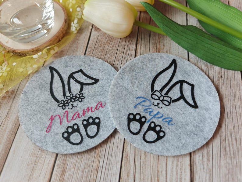 personalisierte Filzuntersetzer Ostern, kleines Ostergeschenk, Ostern Deko; 2 Filzuntersetzer in hellgrau, mit Mama und Papa personalisiert