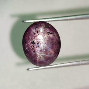 Naturalny czerwony rubin gwiaździsty, nieobrobiony kaboszon, 10,85 ct, 12,2 x 10,4 x 7,2 mm, luzem, jakość AA