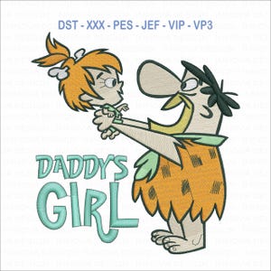 Puede incluir: Diseño bordado que presenta a Pedro Picapiedra sosteniendo a Pebbles Picapiedra. La imagen incluye el texto "DADDY'S GIRL" en color turquesa. Los personajes están en sus colores clásicos de dibujos animados, con acentos naranja, beige y verde.