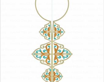 Disegno di ricamo per scollatura con medaglione floreale