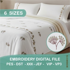 Könnte beinhalten: Weiße Bettwäsche mit gesticktem Blumendesign. Das Bettwäsche-Set beinhaltet einen Bettbezug und Kissenbezüge. Das Design zeigt ein sich wiederholendes Muster aus kleinen Blumengruppen in Braun- und Grüntönen. Der Text "6 SIZES" ist sichtbar.