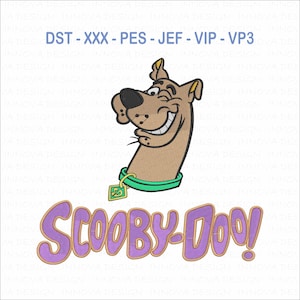 Puede incluir: Imagen de dibujos animados de Scooby-Doo sonriendo, con el texto "SCOOBY-DOO!" en morado y dorado. Scooby-Doo es marrón con un collar verde y una chapa de perro. La imagen también incluye el texto "DST - XXX - PES - JEF - VIP - VP3".