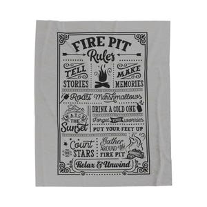 Könnte beinhalten: Ein hellgraues rechteckiges Dekoschild mit schwarzem Text, der "Fire Pit Rules" lautet. Das Schild listet Aktivitäten wie "Geschichten erzählen", "Marshmallows rösten" und "Entspannen & Abschalten" auf. Das Design beinhaltet Illustrationen.