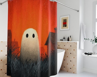 Puede incluir: Cortina de ducha con temática de Halloween con un fantasma blanco con ojos negros sobre un cielo naranja. Se ven siluetas de casas y hierba alta. La cortina cuelga de una barra curva plateada.