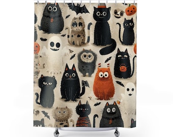Puede incluir: Una cortina de ducha con temática de Halloween con un patrón repetido de gatos de dibujos animados, fantasmas, murciélagos y calabazas. Los gatos son de varios colores, incluyendo negro, naranja y gris, con diferentes expresiones y disfraces. El fondo es de color beige claro.