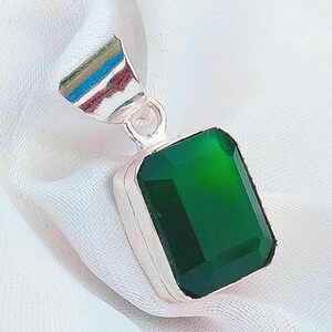 Colar com pingente de esmeralda em prata esterlina: joia minimalista feita à mão