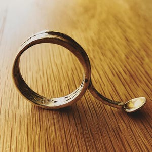 Bague pour cuillère, Bague pour bosse, Bague sphère plaquée argent avec élément décoratif, Adorable cuillère pour cuillère, Anneau à rabat, Bague faite main, Cadeau pour elle
