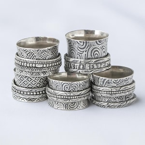 Anel de estilo antigo com banda barroca, design vintage, banda estampada, aliança de casamento de prata esterlina, aliança de videira, anel empilhável
